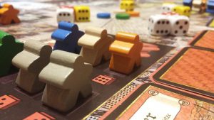 Bild: Spielfeldausschnitt mit Spielfiguren und Würfeln