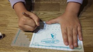 Bild: Person mit Stift und Block