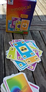 Bild: aufgedeckte Spielkarten mit Spielschachtel im Hintergrund