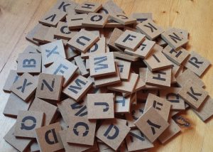 Bild: viele Buchstaben-Plättchen in einem Haufen auf Tisch