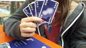 Bild: eine Frau zeigt Spielkarten