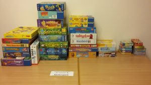 Bild: größere Menge an verschiedenen Spieleschachteln
