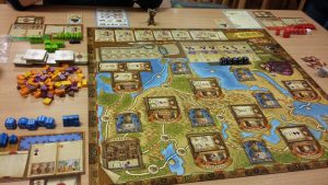 Bild: Spielfeld mit Spielmaterial