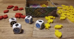 Bild: Spielmaterial, Holzfische und Würfel