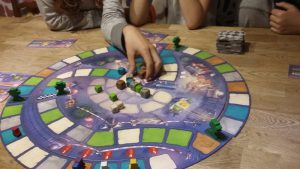 Bild: Spielmaterial mit spielenden Kindern