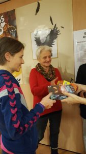 Bild: Frau nimmt Spiel in Empfang