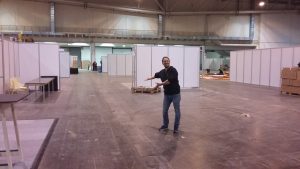 Bild: fast leere Halle beim Messeaufbau