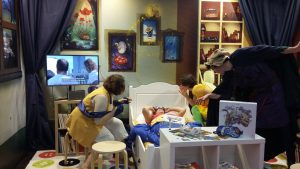 Bild: Spielpräsentation an einem Messestand