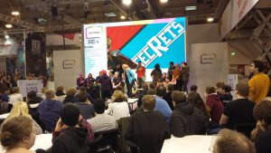 Bild: Messebesucher bei einer Spielpräsentation