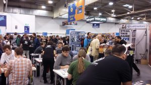 Bild: zahlreiche Messebesucher in Halle