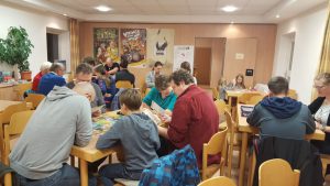 Bild: Spieler im Spielecafé am Tisch sitzend