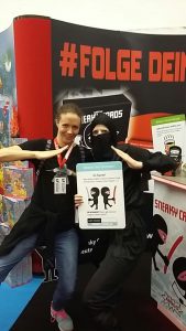 Bild: Petra Fuchs an einem Messestand