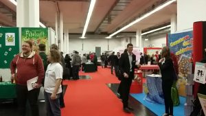 Bild: Messebesucher an Messeständen