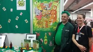 Bild: Petra Fuchs an einem Messestand