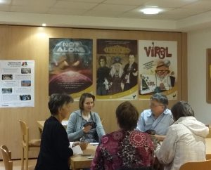 Bild: 5 Erwachsene sitzen zum gemeinsamen Spiel am Tisch