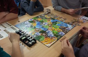 Bild: Spielmaterial auf Tisch