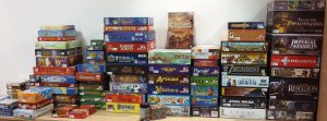 Bild: viele Stapeln mit verschiedenen Spielen