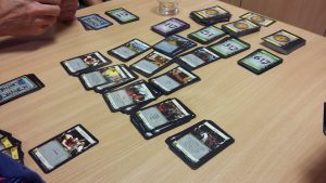 Bild: Spielkarten auf Tisch ausgelegt