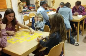 Bild: Spieler beim gemeinsamen Spiel mit Karten