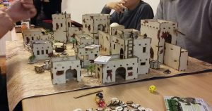 Bild: auf dem Tisch aufgebaute Gebäude