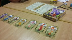 Bild: Spielmaterial auf Tisch liegend