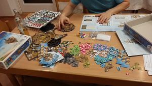 Bild: große Anzahl an Spielmaterial