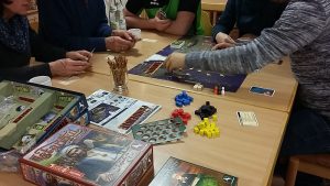 Bild: Spieleschachteln mit Spielmaterial