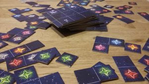 Bild: Spielmaterial auf Tisch liegend