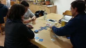 Bild: 3 Spieler sitzen an einem Tisch 