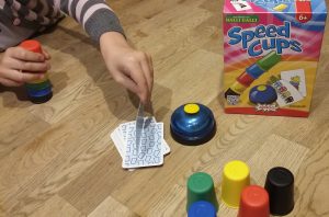 Bild: Spielmaterial mit Spielschachtel