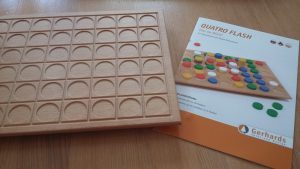 Bild: Spieleschachtel Quattro Flash und Spielfeld aus Holz