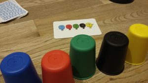 Bild: Spielcups und übriges Spielmaterial