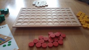 Bild: Spielplan aus Holz und bunte Spielsteine