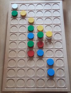 Bild: Spielfeld mit bunten Spielsteinen