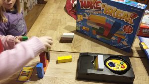 Bild: Kinder, die mit bunten Holzklötzen bauen