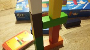 Bild: bunte Holzklötze gestapelt