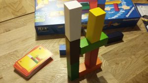 Bild: Aufgabenkarten und gestapelte Holzklötze