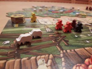 Bild: Spielfeld mit verschiedenen Spielmaterialen