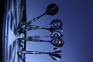 Bild: Dartscheibe mit Spicker-Pfeilen