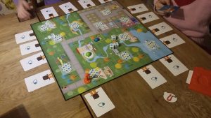 Bild: Spielfeld und Spielkarten