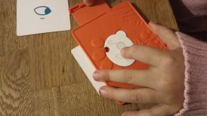 Bild: Kinderhand, die Decoder hält
