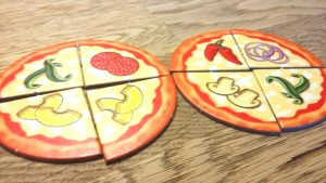 Bild: 2 Pizzen mit verschiedenen Zutaten