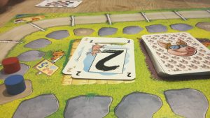 Bild: Spielfeld mit Karten und Spielsteinen