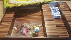 Bild: Spielschachtel innen mit Spielmaterial