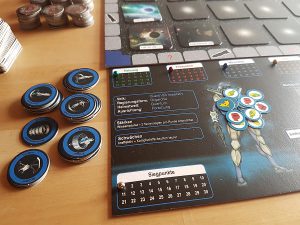 Bild: Spielmaterial auf Tisch ausgebreitet