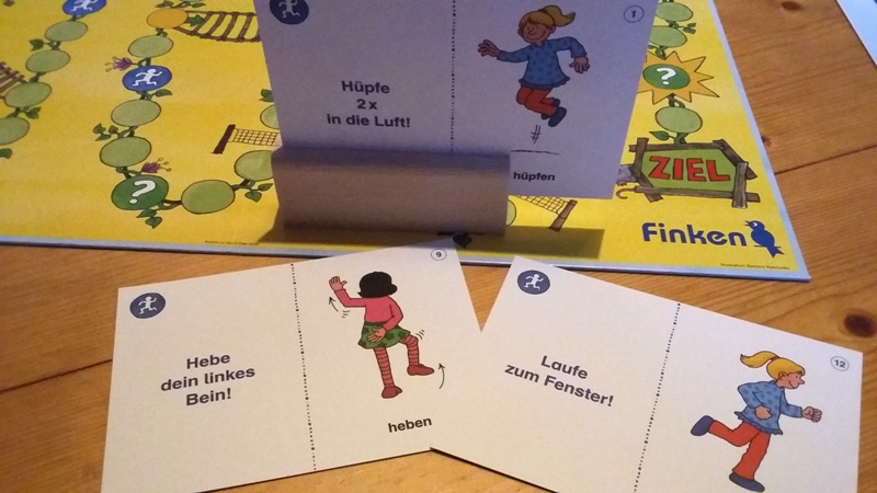 Bild: Spielfeld mit Aufgabenkärtchen