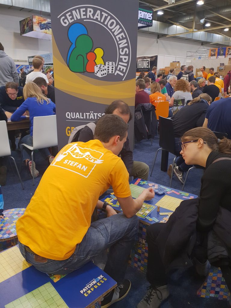 Personen spielen Patchwork vor dem Aufstellen des Generationenspiel-Siegels
