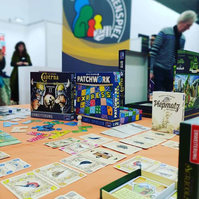 Spielekartons vom Patchwork vor dem Aufstellen des Generationenspiel-Siegels