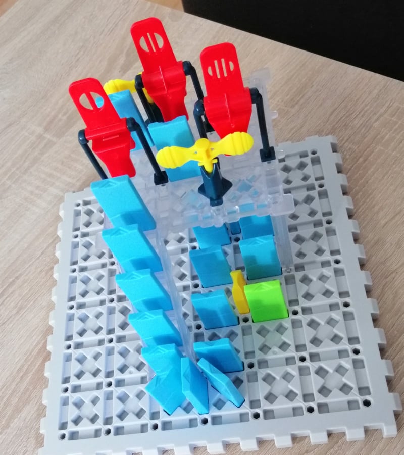 Dominosteine auf dem Spielbrett aufgebaut. 