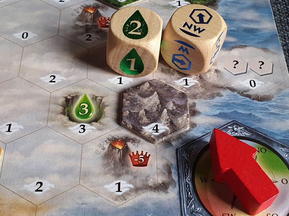 Spielsituation: eingestellter Windpfeil, beide Würfel auf dem Spielplan
